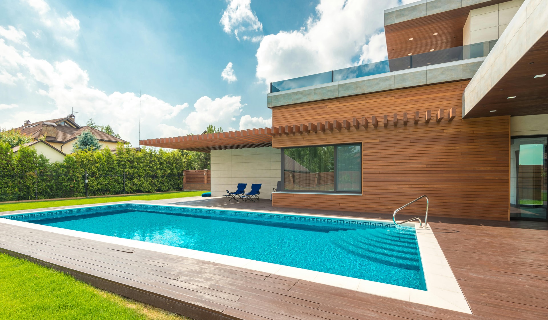 Piscina en jardín en Girona